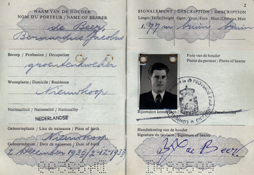 Passeport délivré à Bernard Jacob de Beer, en 1953. Musée canadien de l’immigration du Quai 21 (DI2013.1533.6).