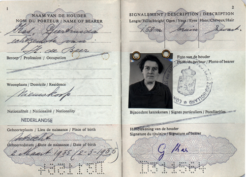 Passeport délivré à madame de Beer, en 1953. Musée canadien de l’immigration du Quai 21 (DI2013.1533.4).