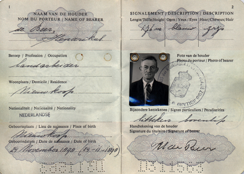 Passeport délivré à monsieur de Beer, en 1953. Musée canadien de l’immigration du Quai 21 (DI2013.1533.5).