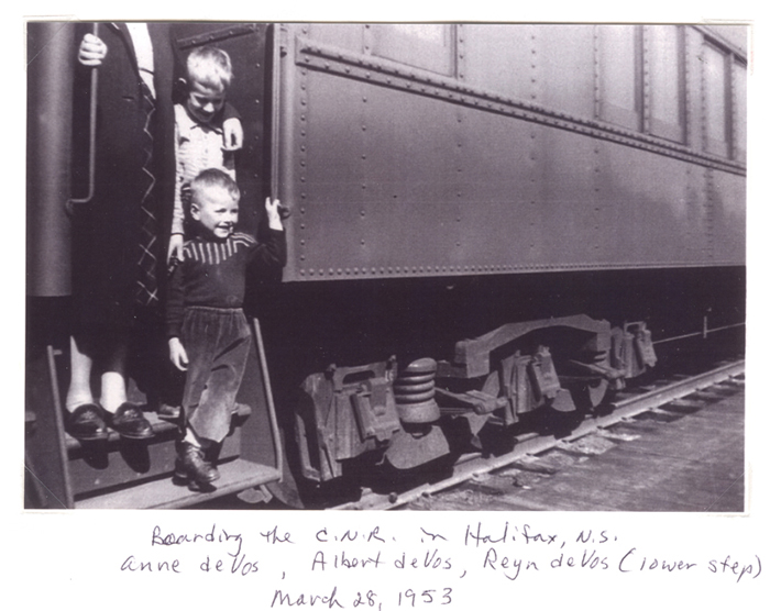 Albert de Vos, avec Anne et la famille, montent à bord un train à la gare de CN à Halifax, en Nouvelle-Écosse. Musée canadien de l’immigration du Quai 21 (DI2013.1541.5).