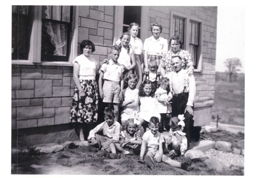 La famille Grunthal, à leur première maison au Canada, en 1953. Musée canadien de l’immigration du Quai 21 (DI2013.1672.6).