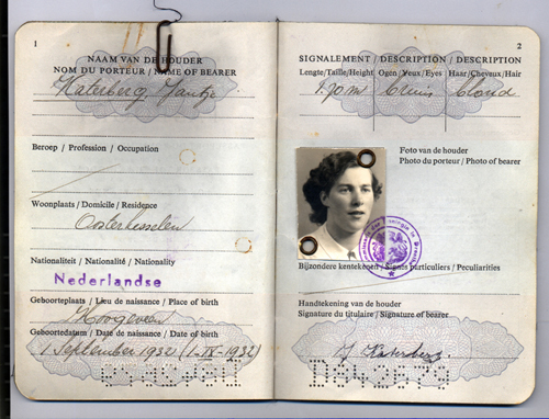 Passeport délivré à madame Aaltinus Kiers. Musée canadien de l’immigration du Quai 21 (DI2013.1554.3).