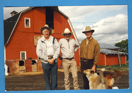 John Koning, avec Jan Mulder et Kim Baender, à Calgary, en Alberta, en 1992. Musée canadien de l’immigration du Quai 21 (DI2013.1682.5).