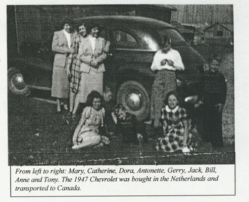 La famille Lane, devant une Chevrolet 1947, qui avait été achetée aux Pays-Bas et transportée au Canada. Musée canadien de l’immigration du Quai 21 (DI2013.1674.18). De gauche à droite : Mary, Catherine, Dora, Antonette, Gerry, Jack, Bill, Anne et Tony.