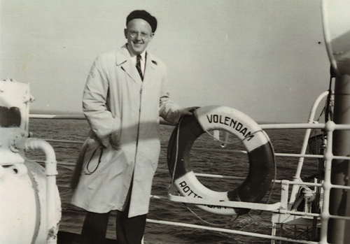 Dr. Gerrit J. Tenzythoff, à bord du S.S. Volendam, en 1952. Musée canadien de l’immigration du Quai 21 (DI2013.1839.1). 