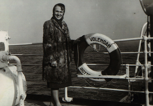 Elisabeth Tenzythoff, à bord du S.S. Volendam. Musée canadien de l’immigration du Quai 21 (DI2013.1839.4). 