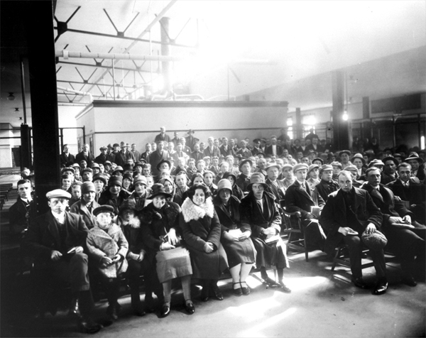 Des immigrants néerlandais, dans la grande salle de l’immigration. Bibliothèque et Archives Canada. C36146