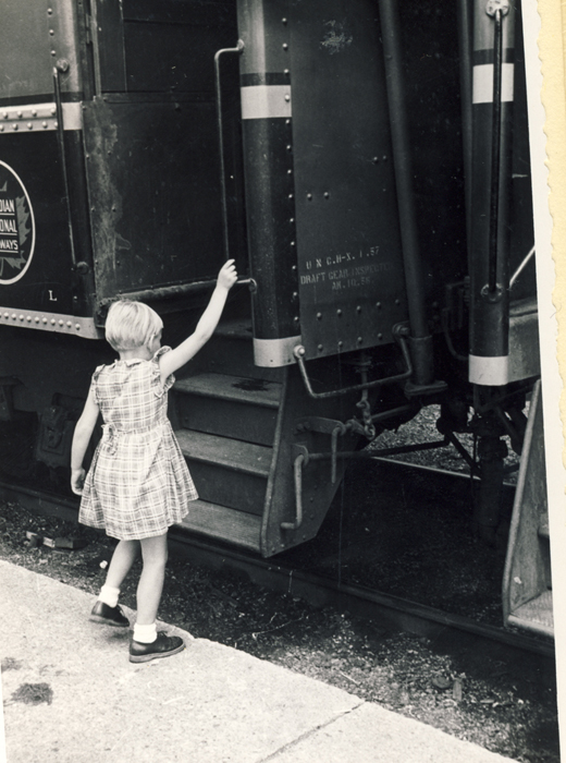 Helen Meyer enfant, montant à bord d’un train à la gare du CN, à Halifax, en Nouvelle-Écosse. Musée canadien de l’immigration du Quai 21 (DI2013.1558.18).