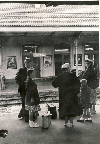 La famille Meyer, attendant le train, aux Pays-Bas. Musée canadien de l’immigration du Quai 21 (DI2013.1558.10a).