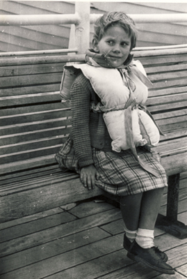 Un enfant de la famille Meyer, portant son gilet de sauvetage, à bord du S.S. Waterman. Musée canadien de l’immigration du Quai 21 (DI2013.1558.21).