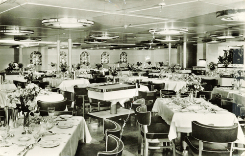 Salle à manger à bord du S.S. Ryndam, en 1952. Musée canadien de l’immigration du Quai 21 (DI2013.1841.1).