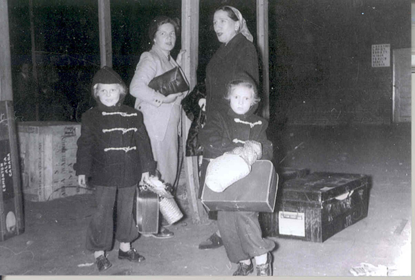 Arie et Tiny Bor et leur famille, au Quai 21. Musée canadien de l’immigration du Quai 21 (DI2013.1535.2).