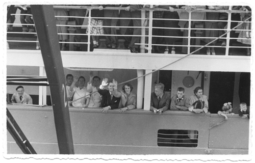 La famille Rouss, à son départ de Rotterdam, à bord du S.S. Sibajak. Musée canadien de l’immigration du Quai 21 (DI2013.1825.12).