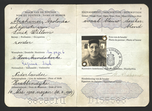 Passeport délivré à Apolonia Abrahamse Smit, en 1952. Musée canadien de l’immigration du Quai 21 (DI2013.1641.20b).