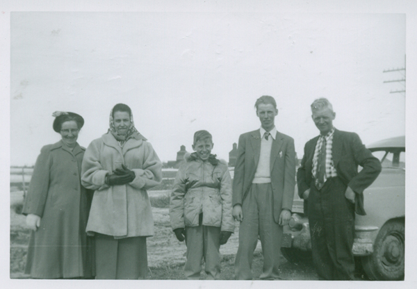 Ed Smith et sa famille, dans leurs manteaux d’hiver, en juillet 1956. Musée canadien de l’immigration du Quai 21 (DI2013.1641.24).