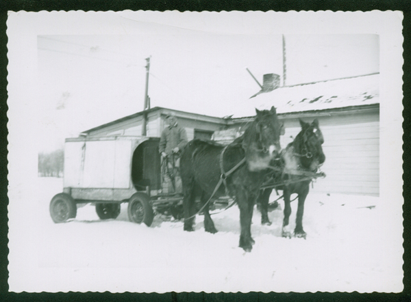 Ed Smith se met en route vers l’école Melville School, durant l’hiver 1953. Musée canadien de l’immigration du Quai 21 (DI2013.1641.10).
