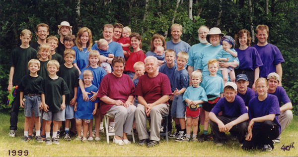 Dennis Teitsma et sa famille, lors de son 40e anniversaire, en 1999. Musée canadien de l’immigration du Quai 21 (DI2013.1676.6).