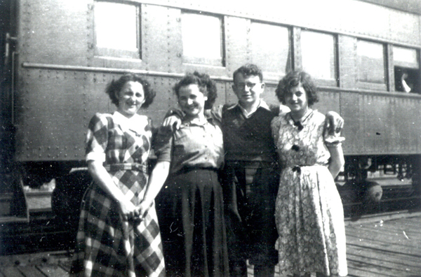 Betty, John et Bernadette Timmerman s’embarquant sur le train, au Quai 21. Musée canadien de l’immigration du Quai 21 (DI2013.1529.8).