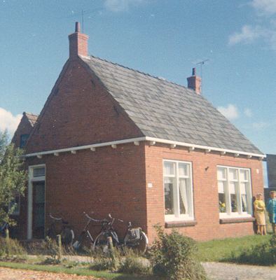 La maison familiale de Ken Vandenberg, à Britsum, aux Pays-Bas. Musée canadien de l’immigration du Quai 21 (DI2013.1569.1).