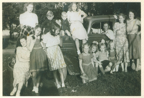 Album photos de la famille Van Helvert - détail de l’image : la famille devant la voiture. Musée canadien de l’immigration du Quai 21 (DI2013.1573.6ccc).