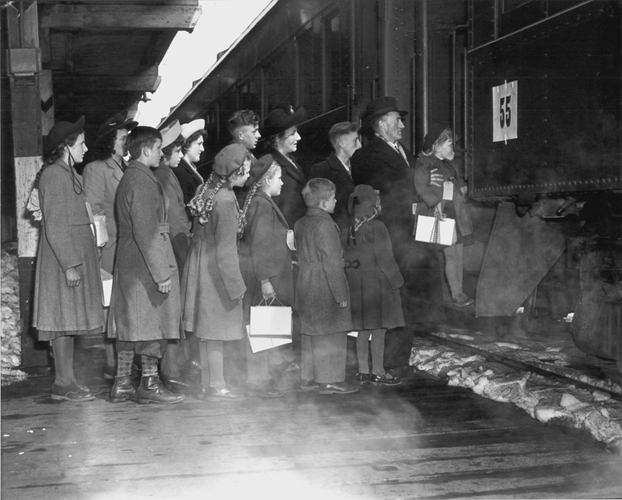 Van Helvert et des enfants, montant à bord d’un train au Quai 21. Canadien National X32173. 