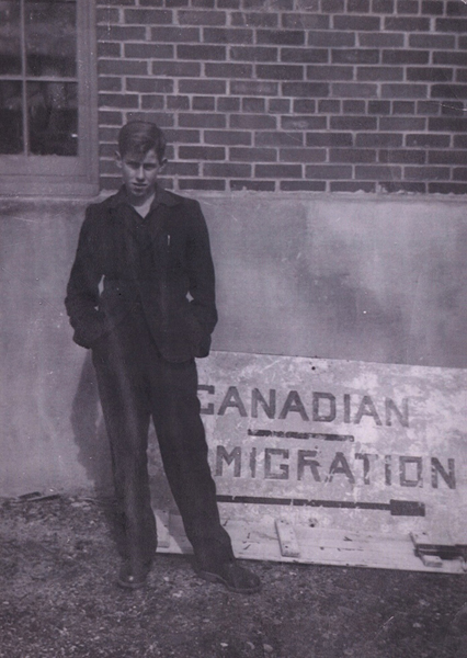 Gerard Veldhoven, après son arrivée à bord du S.S. Zuiderkruis. Musée canadien de l’immigration du Quai 21 (DI2013.1576.2).