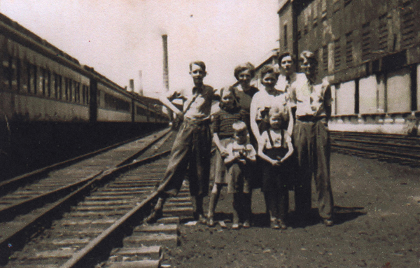 La famille Witvoet, près des voies ferrées du Quai 21, en mai 1950. Musée canadien de l’immigration du Quai 21 (DI2013.1578.4).