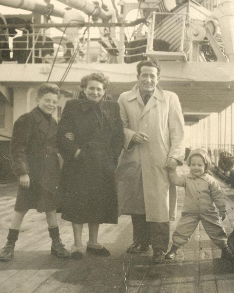La famille Zafri, en octobre 1951. Musée canadien de l’immigration du Quai 21 (DI2013.1838.2).