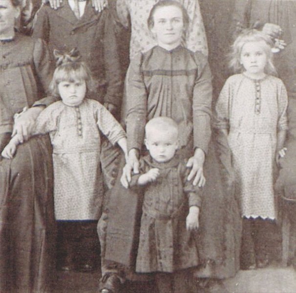 Anne Spaunburg avec sa famille à Brême, 28 décembre 1926. Musée canadien de l’immigration du Quai 21 (DI2013.1364.2).