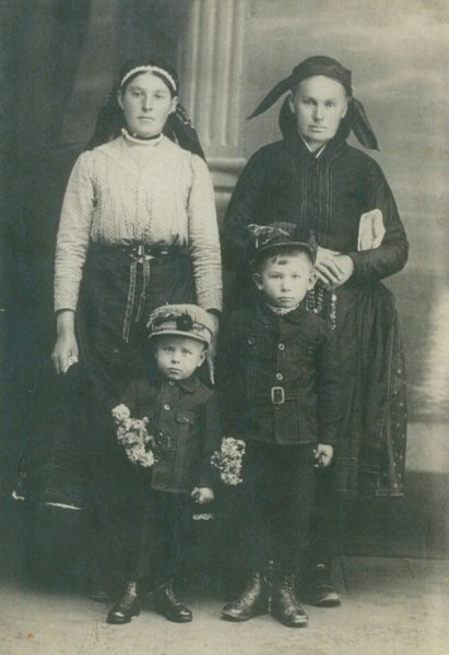 Photographie de la famille Tayti, vers 1920. Musée canadien de l’immigration du Quai 21 (DI2013.1501.1).