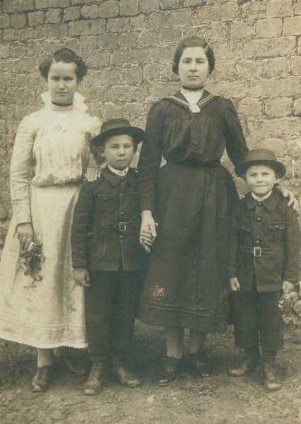 Photographie de la famille Tayti, vers 1930. Musée canadien de l’immigration du Quai 21 (DI2013. 1501.5).