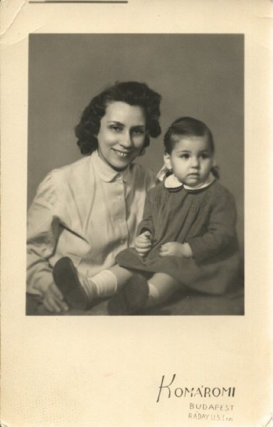 Gaby Nilof et sa mère, Erzesbeth, en Hongrie. Musée canadien de l’immigration du Quai 21 (DI2013.1348.7).