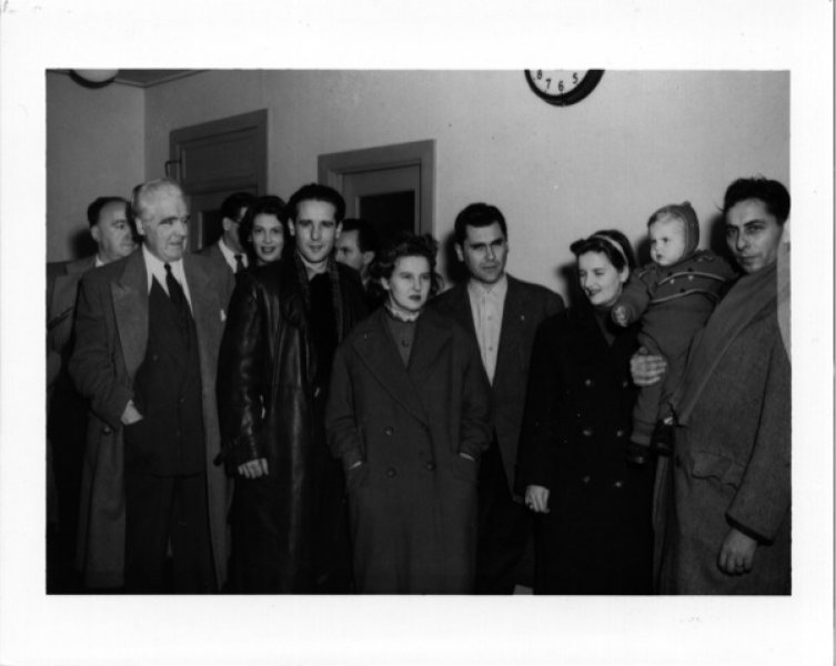 Premiers réfugiés hongrois avec l’agent d’immigration William A. McFaul à l’ancien aéroport de Montréal–Dorval, Montréal, Québec, novembre 1956. Musée canadien de l’immigration du Quai 21. (D2014.10.9).