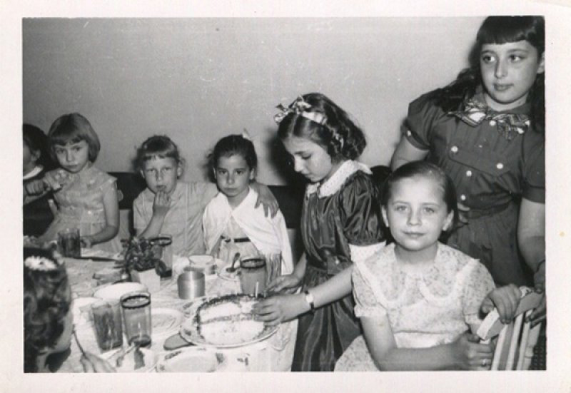 Dixième anniversaire de Gabby Nilof, avec Bow à Montréal, avril 1958. Musée canadien de l’immigration du Quai 21. (DI2013.1348.1)