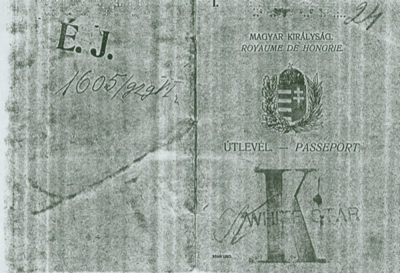 Documents de voyage hongrois de Klara Schubert. Musée canadien de l’immigration du Quai 21 (DI2013.1462.2).