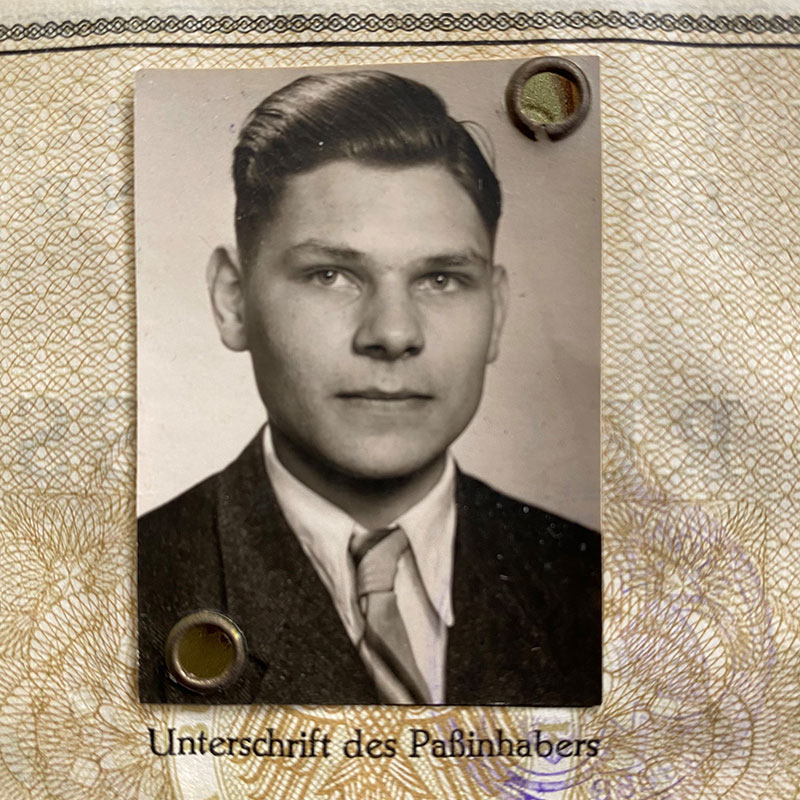 Photo de passeport d’un jeune homme en costume.