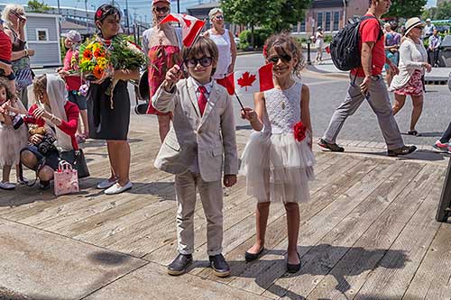 Un garçon et une fille vêtus de rouge et de blanc pour les célébrations de la fête du Canada.