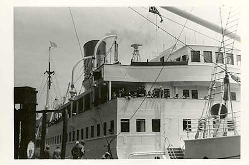 Photo en noir et blanc d’un navire amarré dans le port.