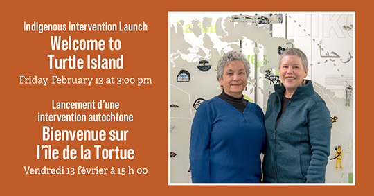 Informations sur l'événement à côté d'une photo de deux femmes autochtones souriantes debout devant leur installation artistique en verre.