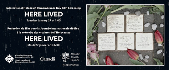 Renseignements sur l'événement sur fond noir texturé à côté d'une photographie de noms gravés sur des blocs entourés de tulipes et de roses.