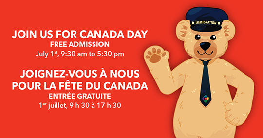 Informations sur l'événement sur fond rouge, à côté d'une illustration de Fenton l'ours, l'ours en peluche mascotte du musée.