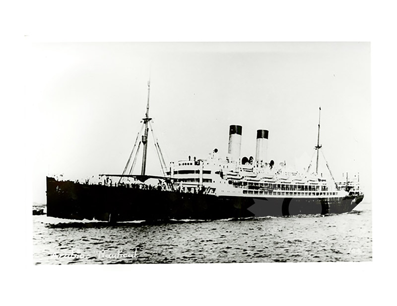 Image en noir et blanc du SS Arabic III en mer, vu de profil bâbord, avec ses deux cheminées et ses mâts bien visibles.