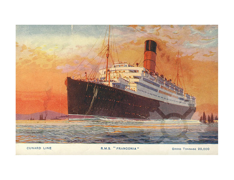 Illustration en couleur du RMS Franconia en mer, vu de la proue tribord, avec une seule cheminée et un ciel orange en arrière-plan.