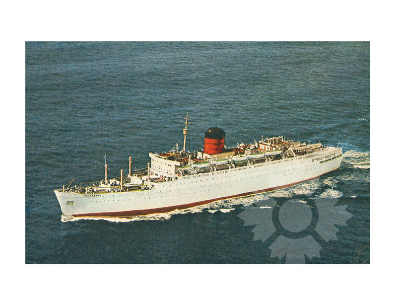 Photographie en couleur du RMS Franconia en mer, vu des airs de tribord, avec une seule cheminée rouge.