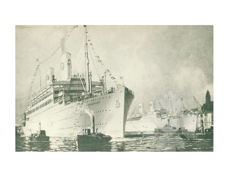 Illustration en noir et blanc du MS Kungsholm dans un port animé, vu depuis la proue, avec des drapeaux hissés.
