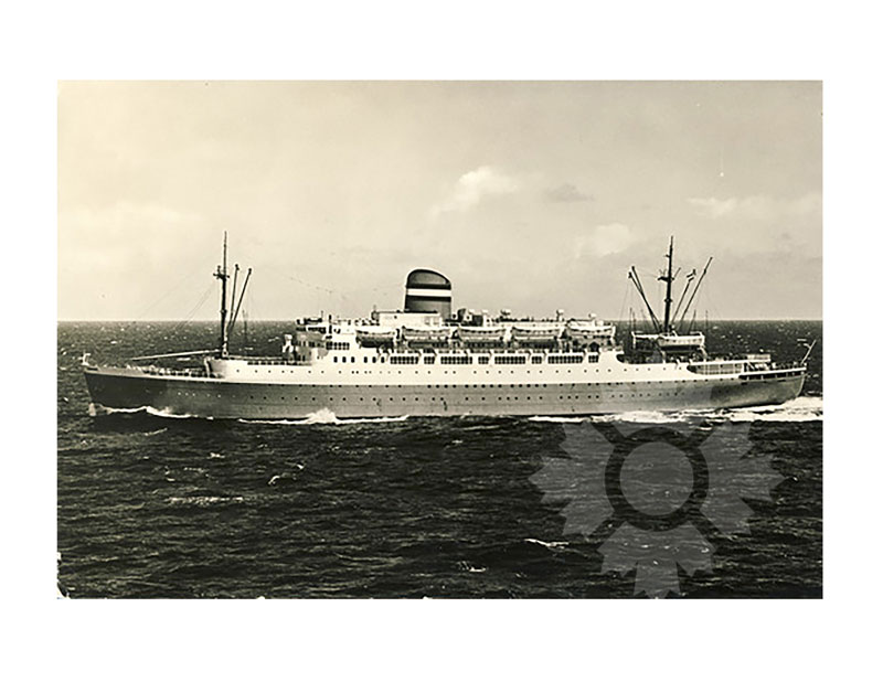 Photographie en noir et blanc du TSS Maasdam en mer, vu de profil bâbord, avec la coque entièrement visible.