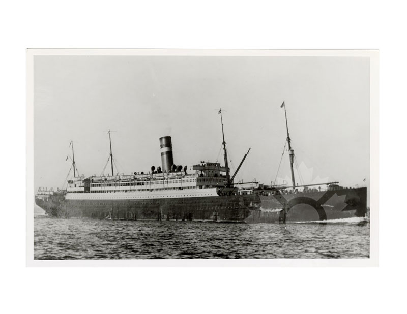 Image en noir et blanc du SS Nieuw Amsterdam I en mer, vu de profil bâbord, avec une seule cheminée et plusieurs mâts visibles.