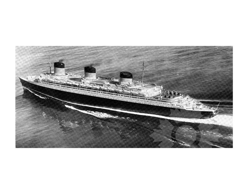 Photo aérienne en noir et blanc du SS Normandie en mer, vu de profil bâbord, avec trois cheminées visibles.