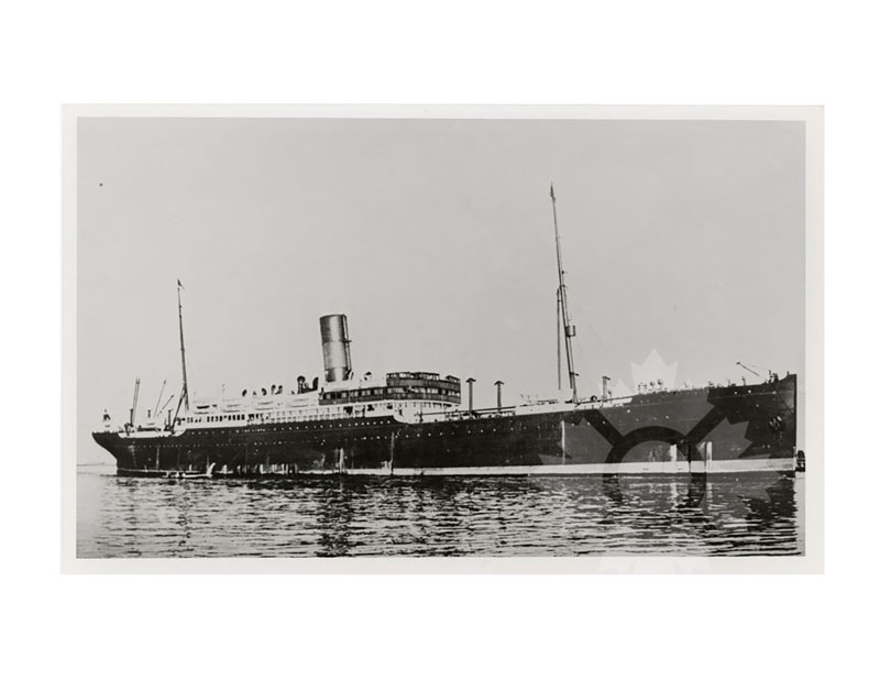 Photo en noir et blanc du SS United States I au mouillage, vu de côté bâbord, avec une cheminée et deux mâts visibles.