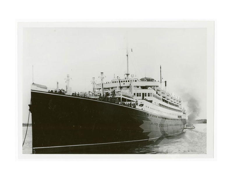 Photo en noir et blanc du MS Vulcania à quai, vu de près, de la proue bâbord.